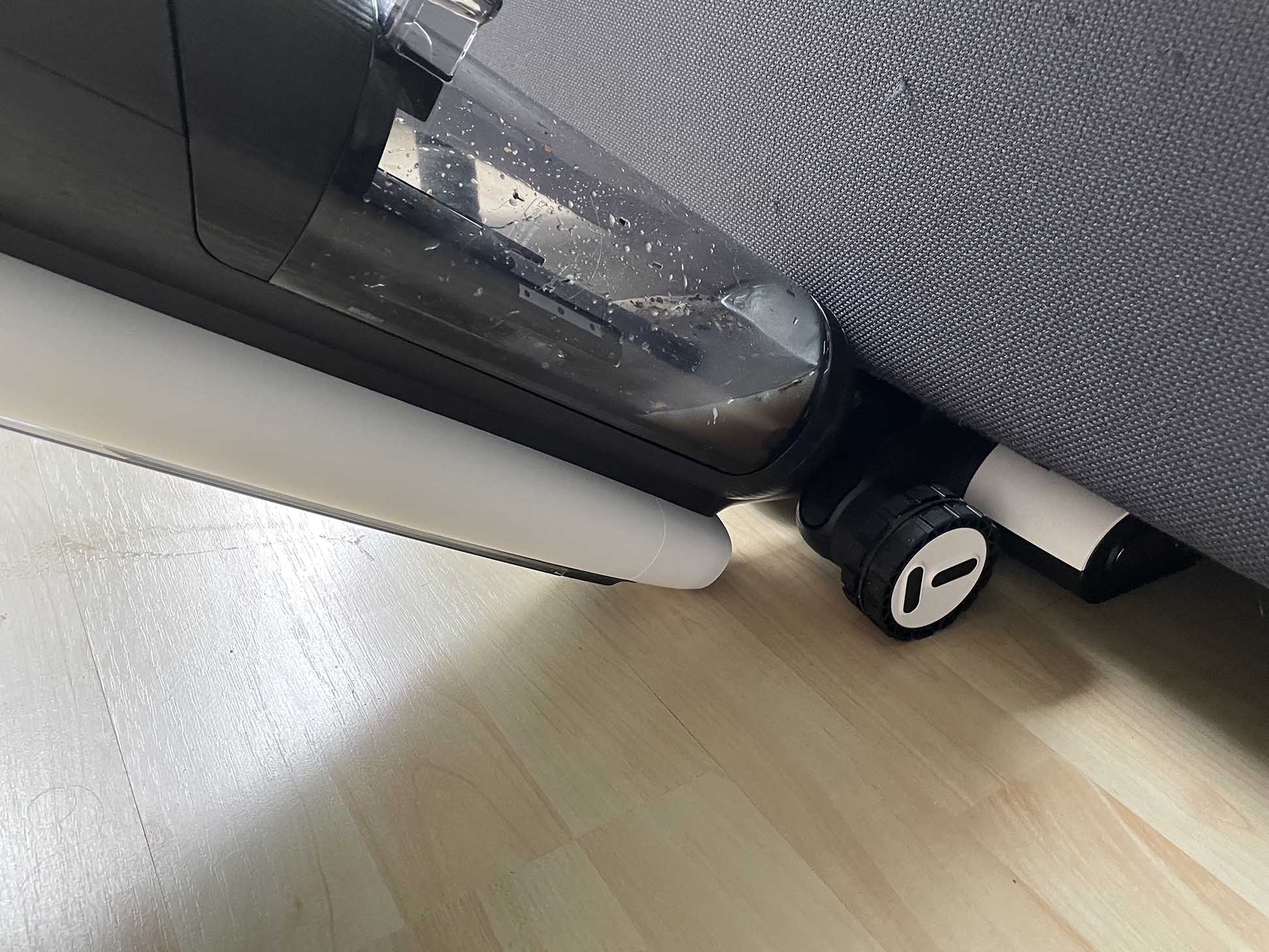 Tineco Floor One S7 unter Möbeln